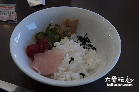 白飯、超鹹醬瓜、海帶與味曾