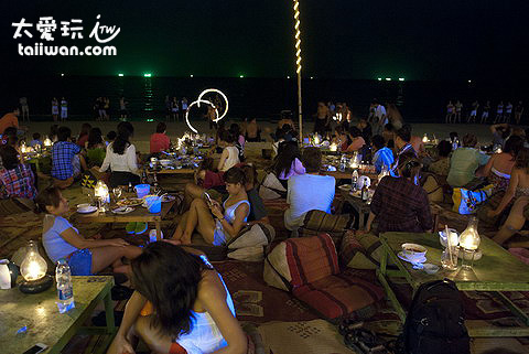 Ploy Talay Restaurant坐在沙灘上 Ploy Talay Restaurant坐在沙灘上