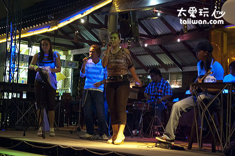 Ploy Talay Restaurant的樂團Live演唱 Ploy Talay Restaurant的樂團Live演唱