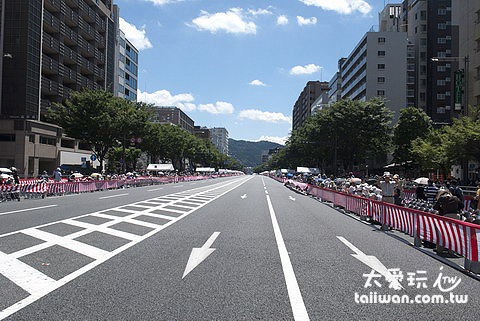 馬路兩旁還有特別席 馬路兩旁還有特別席