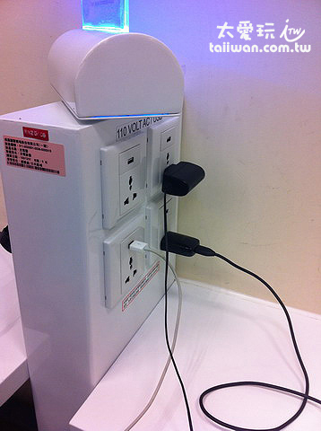候機室貼心的充電座 候機室貼心的充電座