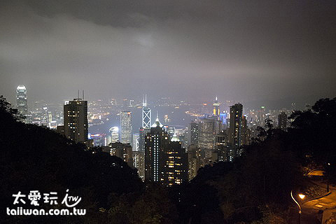 建築物外的香港夜景被山擋住