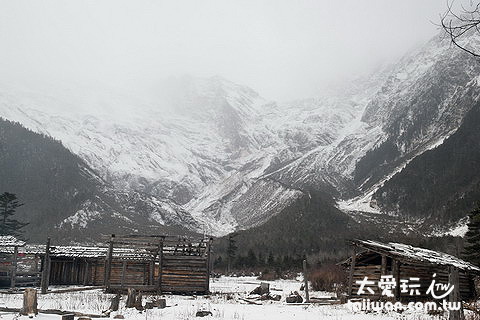 冰湖大本營與布迥松階吾學(小兒峰,標高5880公尺) 冰湖大本營與布迥松階吾學(小兒峰,標高5880公尺)