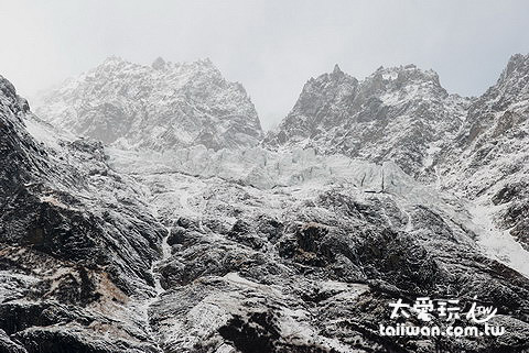 小兒峰上的積雪感覺隨時可能崩下 小兒峰上的積雪感覺隨時可能崩下