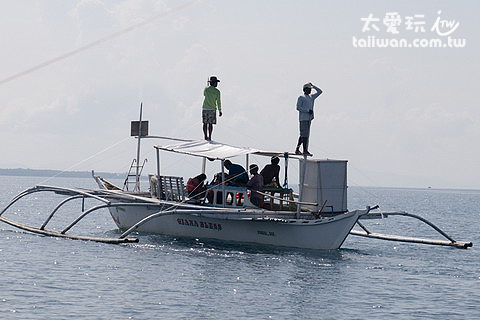 觀察員站在船上的最高點俯瞰海平面 觀察員站在船上的最高點俯瞰海平面