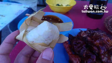 包得跟粽子一樣的白飯 - 很難吃
