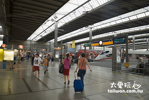 抵達慕尼黑火車站已經是晚上快八點了 抵達慕尼黑火車站已經是晚上快八點了