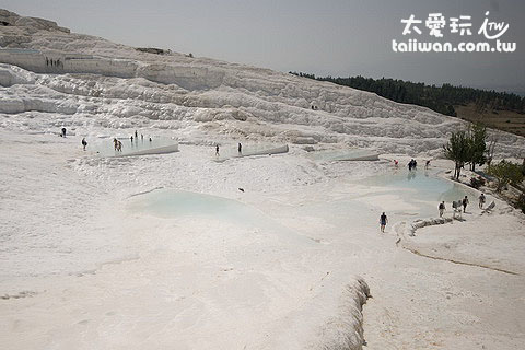棉堡是因為水溫降低而沉澱變成石灰岩層 棉堡是因為水溫降低而沉澱變成石灰岩層