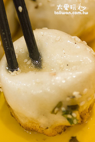 小楊生煎包用筷子搓就有湯汁出來了