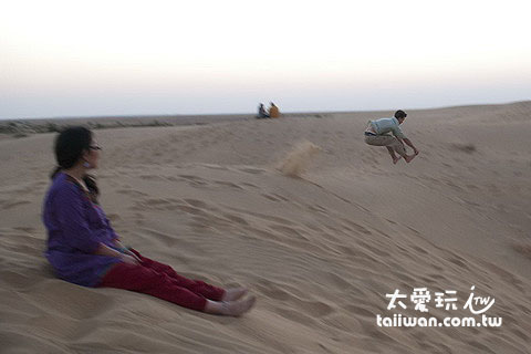 跑跑跑從沙丘頂往下跳 跑跑跑從沙丘頂往下跳