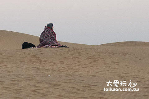 美國人一個人搬去沙上睡 美國人一個人搬去沙上睡
