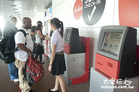 廊曼機場亞航自助報到機 廊曼機場亞航自助報到機