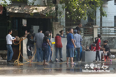 潑水站 潑水站