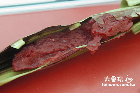 竹葉包著魚漿下去烤 竹葉包著魚漿下去烤