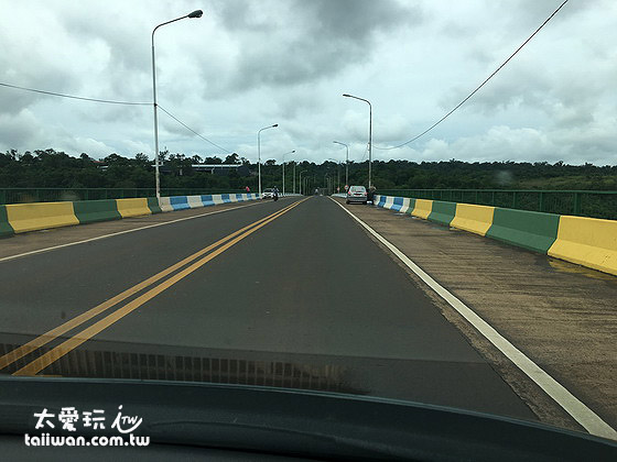 兩邊護欄代表著巴西與阿根廷的顏色 兩邊護欄代表著巴西與阿根廷的顏色