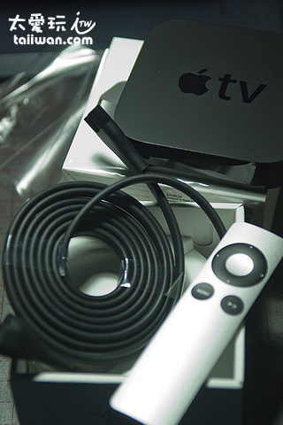 Apple TV、電源線與遙控器