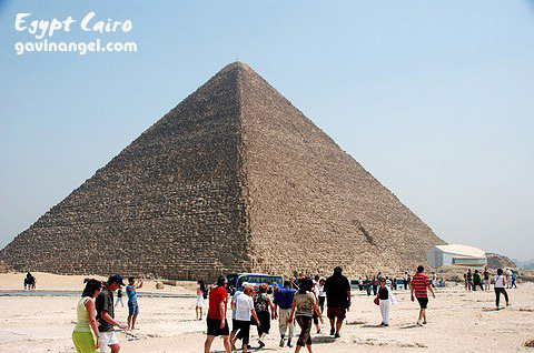 胡夫（Khufu）金字塔旁還有一個太陽船博物館
