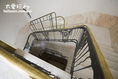 樓梯的扶手是空心的銅製品 樓梯的扶手是空心的銅製品