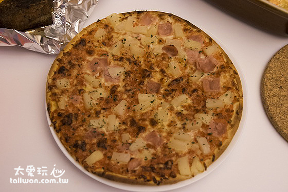去超市買PIZZA回來自己烤超好吃 去超市買PIZZA回來自己烤超好吃