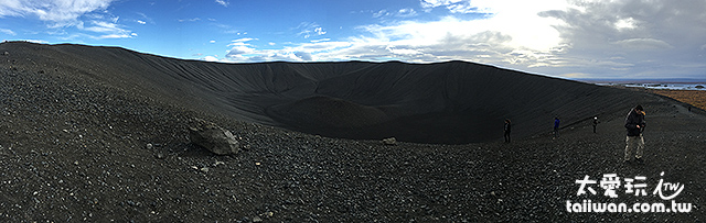 沿著火山口繞行一圈距離約3.2公里 沿著火山口繞行一圈距離約3.2公里