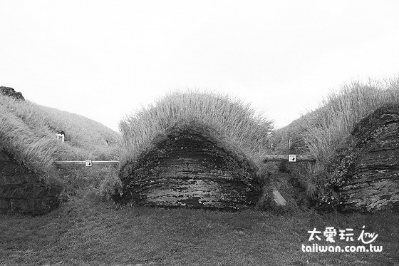 冰島人傳統草皮屋背面有點像我們的........ 冰島人傳統草皮屋背面有點像我們的........