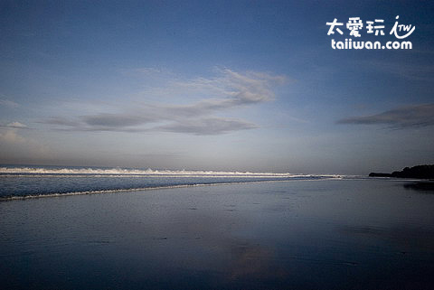 黑到發亮的沙灘