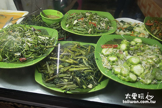 NASI CAMPUR有各種各樣的菜色任你點 NASI CAMPUR有各種各樣的菜色任你點