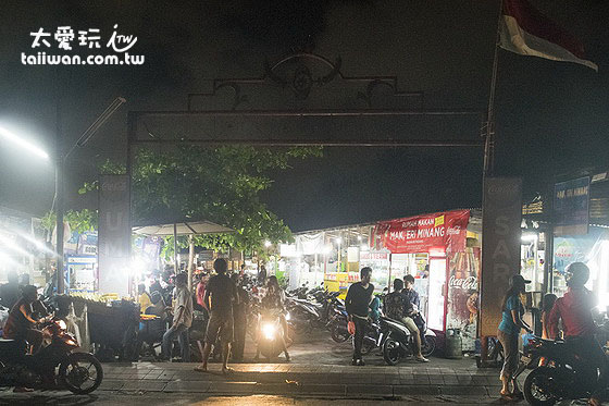 Warung 24/7位於庫塔郊區的一個夜市內 Warung 24/7位於庫塔郊區的一個夜市內