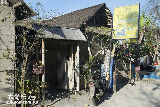 Warung Bambu位於大藍夢島北邊的海灘旁 Warung Bambu位於大藍夢島北邊的海灘旁