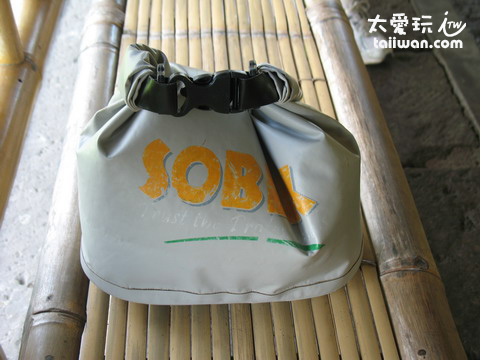 發放防水袋放個人物品