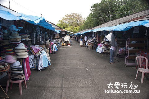 兩邊都是紀念品小販