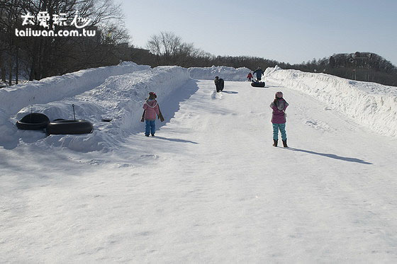 光是冰上溜滑梯與打雪仗就玩很久了 光是冰上溜滑梯與打雪仗就玩很久了