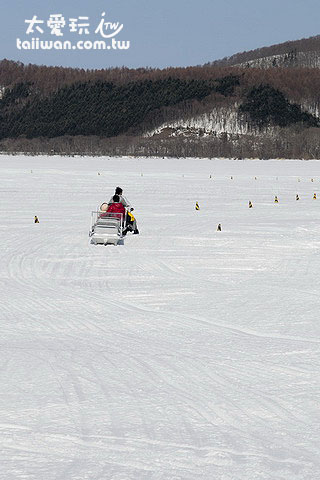 奔馳在冰湖上