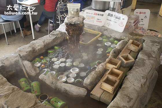 砂湯旁的商店有賣各種飲食 砂湯旁的商店有賣各種飲食