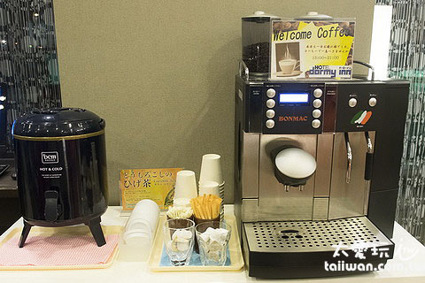 旭川多米飯店大廳有咖啡機與茶包,可以自己免費泡咖啡、茶 旭川多米飯店大廳有咖啡機與茶包,可以自己免費泡咖啡、茶