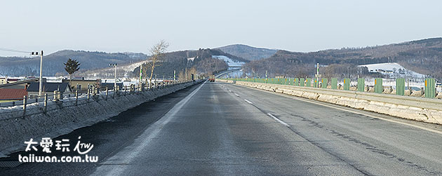 高速公路的除冰作业是非常好，所以很难得看到路面会有雪