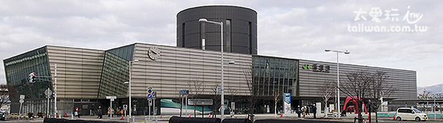 函館JR站旁就是函館朝市 函館JR站旁就是函館朝市