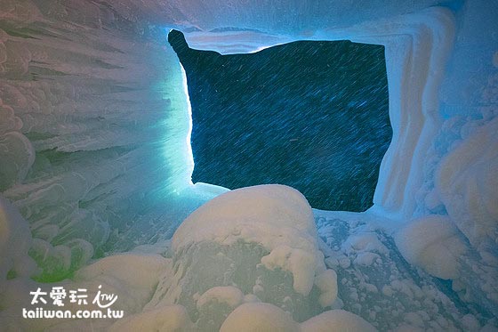 外面正在下著大雪,冰屋裡面溫暖多了 外面正在下著大雪,冰屋裡面溫暖多了