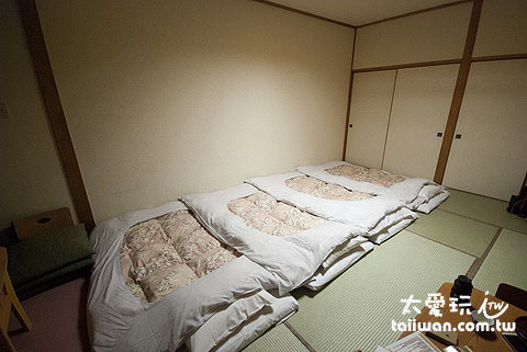 被褥(布团)舖在榻榻米上 被褥(布团)舖在榻榻米上