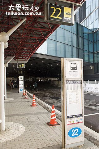 机场1楼外的22号巴士等候处
