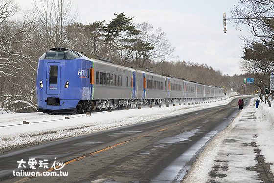 搭乘JR從函館站出發到大沼公園站如果是特急列車大約20分鐘,普通列車約1小時 搭乘JR從函館站出發到大沼公園站如果是特急列車大約20分鐘,普通列車約1小時