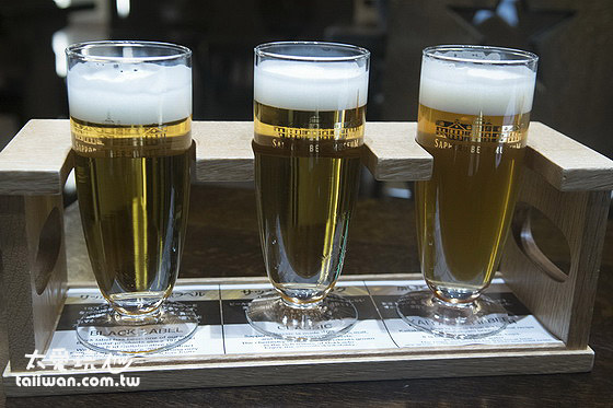黑牌啤酒、北海道限定啤酒与开拓使啤酒三种口味的套装三杯一组500日圆 黑牌啤酒、北海道限定啤酒与开拓使啤酒三种口味的套装三杯一组500日圆