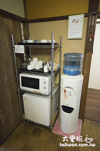茶水區有小冰箱、微波爐可以使用，也有茶包、咖啡免費喝。