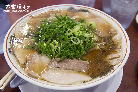 本家第一旭拉麵醬油豚骨湯底,湯頭清澈口味比較不那麼濃厚 本家第一旭拉麵醬油豚骨湯底,湯頭清澈口味比較不那麼濃厚