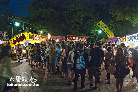 祇園祭八坂神社內也有熱鬧的夜市 祇園祭八坂神社內也有熱鬧的夜市