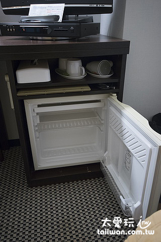 房間內的冰箱、茶具、吹風機 房間內的冰箱、茶具、吹風機