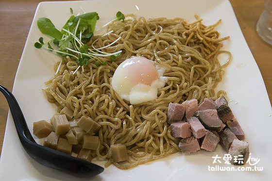 冷麵的部分有竹筍及燒豚肉當配料 冷麵的部分有竹筍及燒豚肉當配料