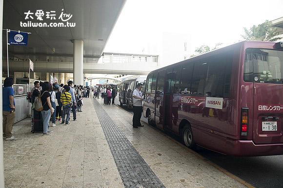 那霸机场国内线航厦外租车公司专用的接送区 那霸机场国内线航厦外租车公司专用的接送区