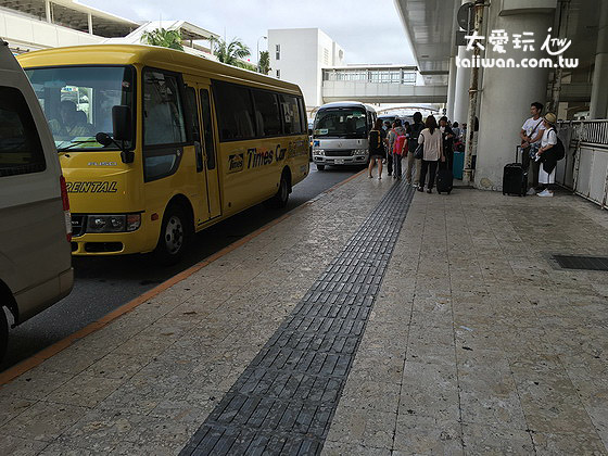 各家租车公司接驳车 各家租车公司接驳车