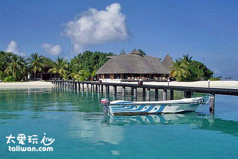 Komandoo Maldives Island Resort櫃臺正對著碼頭